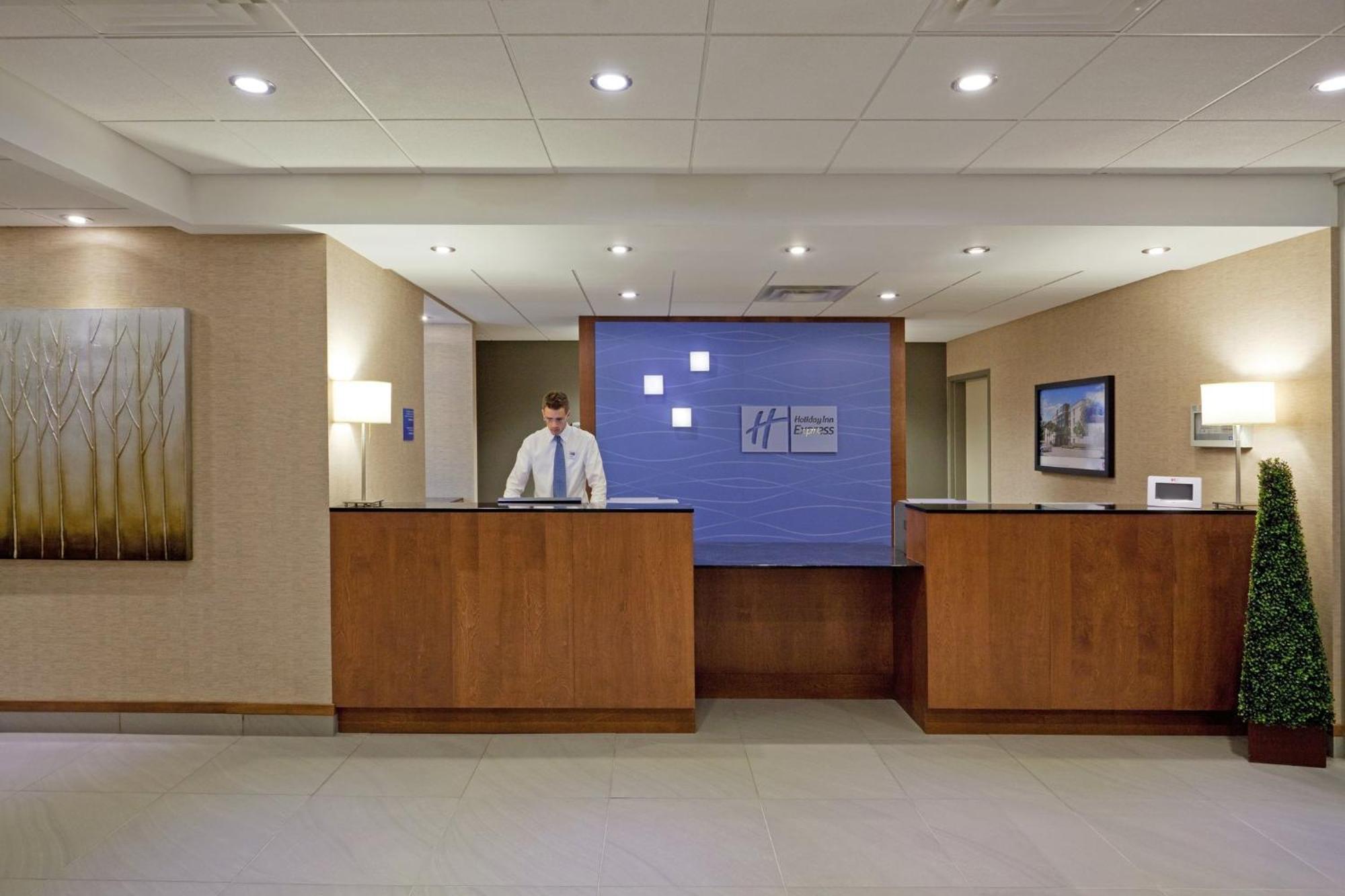 Holiday Inn Express Hotel & Suites Saint - Hyacinthe By Ihg Extérieur photo