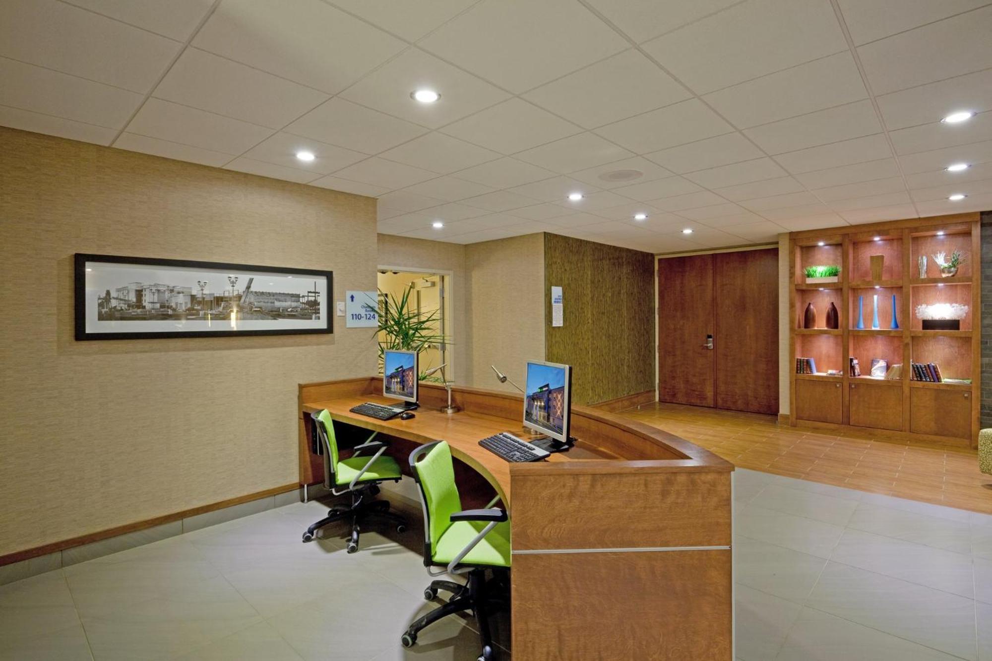 Holiday Inn Express Hotel & Suites Saint - Hyacinthe By Ihg Extérieur photo